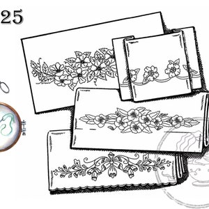 Può includere: Disegni di ricami floreali in bianco e nero su tessuto. L'immagine include un paio di forbici, un telaio da ricamo rotondo con un motivo floreale e il numero "4025".