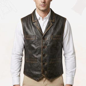 以下が含まれることがあります： クラシックなデザインの茶色の革ベスト。 ベストはノッチカラー、2つのフロントポケット、ボタン留めです。 革は使い古したような外観で、ヴィンテージ感があります。 白いドレスシャツの上に着用しています。