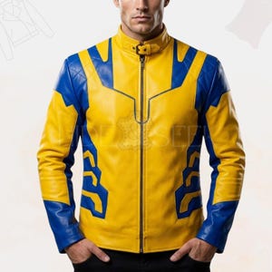 Può includere: Giacca in pelle gialla e blu con collo alto e cerniera. La giacca presenta dettagli blu sulle spalle, sul petto e sulle maniche. Le spalle hanno un motivo trapuntato.