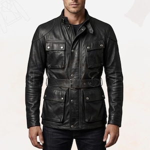 Peut inclure: Veste en cuir noir avec plusieurs poches avant, une taille ceinturée et un col montant. La veste a une fermeture éclair et des détails boutonnés. Les manches sont longues et ajustées. Un vêtement d'extérieur classique.