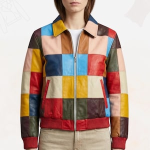 Può includere: Giacca in pelle patchwork multicolore con collo e chiusura a zip. La giacca presenta un motivo quadrato di vari colori, tra cui blu, rosso, giallo e rosa. I polsini e l'orlo sono di colore rosso unito.