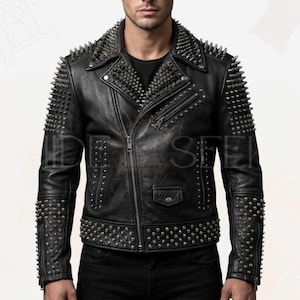 Può includere: Giacca in pelle nera con borchie coniche in metallo argentato su spalle, colletto, maniche e vita. La giacca ha una chiusura con cerniera, più tasche e un classico stile biker. La giacca è di colore nero scuro e invecchiato.