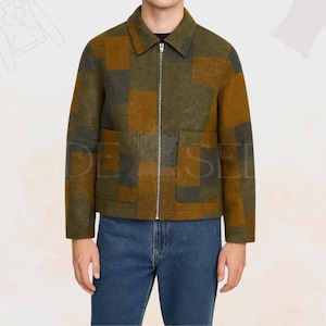 Puede incluir: Chaqueta patchwork verde, marrón y gris con cierre de cremallera completo y dos bolsillos delanteros. La chaqueta tiene cuello y se usa con vaqueros azules. El diseño de la chaqueta es una mezcla de patrones cuadrados y rectangulares.