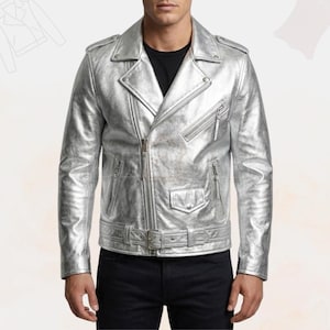 Könnte beinhalten: Silberne Leder-Motorradjacke mit asymmetrischem Reißverschluss, mehreren Reißverschlusstaschen und einem Taillengürtel. Die Jacke hat ein glänzendes Metallic-Finish und einen gekerbten Reverskragen. Das Model trägt ein schwarzes Oberteil und eine schwarze Hose.
