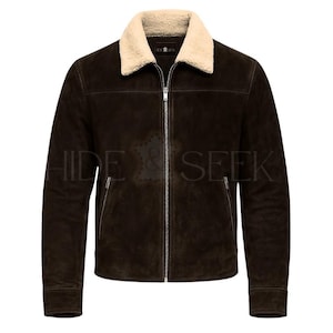 Può includere: Giacca in pelle scamosciata marrone scuro con colletto in montone color crema. La giacca ha una chiusura a zip, due tasche laterali e un piccolo logo sul colletto. Un capo di abbigliamento esterno classico.