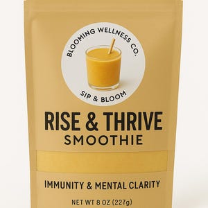 Puede incluir: Una bolsa marrón con una etiqueta amarilla que dice "BLOOMING WELLNESS CO.", "SIP & BLOOM", "RISE & THRIVE SMOOTHIE", "IMMUNITY & MENTAL CLARITY" y "NET WT 8 OZ (227g)". La bolsa contiene un polvo amarillo.