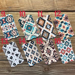 Puede incluir: Ocho objetos rectangulares con un borde superior curvo, cada uno con un patr&oacute;n geom&eacute;trico &uacute;nico. Los dise&ntilde;os incluyen motivos aztecas y del suroeste, con colores como turquesa, rojo y negro sobre un fondo blanco o crema.