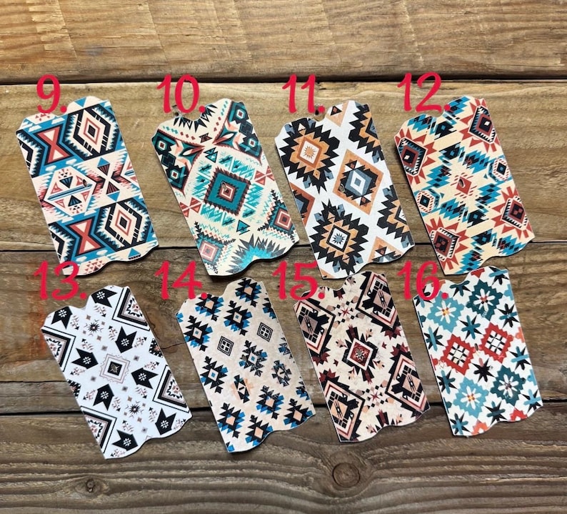 Puede incluir: Ocho objetos rectangulares con un borde superior curvo, cada uno con un patr&oacute;n geom&eacute;trico &uacute;nico. Los dise&ntilde;os incluyen motivos aztecas y del suroeste, con colores como turquesa, rojo y negro sobre un fondo blanco o crema.