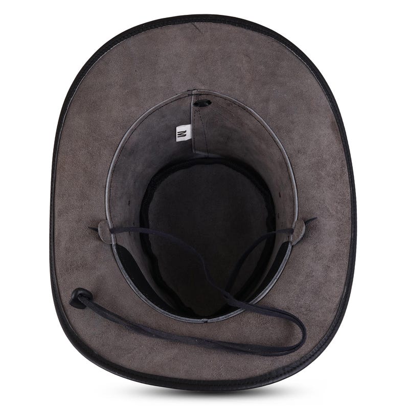 Op de afbeelding: De binnenkant van een grijze leren cowboyhoed met een zwarte leren kinband en een maat "M" label.
