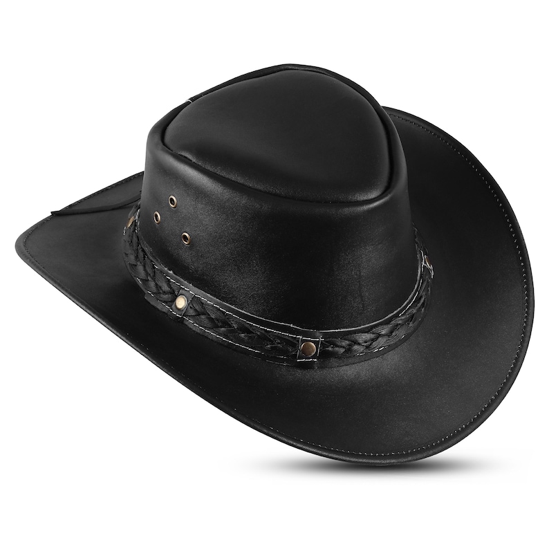 Op de afbeelding: Een zwarte leren cowboyhoed met een gevlochten band en gouden accenten.