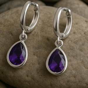 Geburtsstein Huggie Ohrringe von CaitlynMinimalist, Zierliche Edelstein Creolen in Gold, Sommer Schmuck, Weihnachtsgeschenk