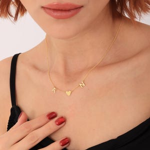 Collana con iniziale in oro, collana con iniziale laterale, collana con lettera personalizzata, gioielli personalizzati, regalo per lei, regalo di Natale, regali per la mamma