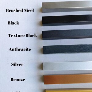 K&ouml;nnte beinhalten: Bild, das Farboptionen f&uuml;r ein Produkt zeigt, mit rechteckigen Metallmustern in verschiedenen Farbt&ouml;nen. Die Optionen umfassen Brushed Nicel, Schwarz, Texture Black, Anthrazit, Silber, Bronze und Gold. Der Text "Color Options" befindet sich oben.