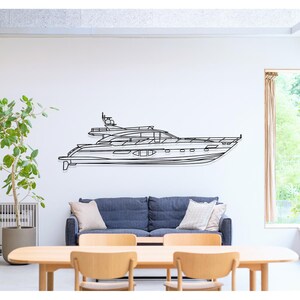 Könnte beinhalten: Schwarze Metall-Wandkunst, die eine Yacht darstellt. Das Kunstwerk ist an einer weißen Wand über einem blauen Sofa mit beigen Kissen angebracht. Ein Holztisch und Stühle befinden sich im Vordergrund, mit einer Topfpflanze links.