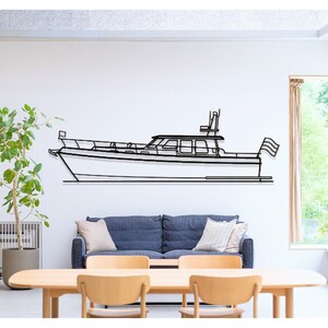 Puede incluir: Una obra de arte mural de metal negro que representa un barco. La obra de arte está montada en una pared blanca sobre un sofá azul y muebles de madera. El barco presenta un contorno detallado con ventanas, una cabina y banderas.