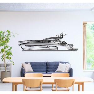 Könnte beinhalten: Eine schwarze Linienzeichnung eines Yachts an einer weißen Wand. Die Yacht ist in Profilansicht und hat ein elegantes, modernes Design.