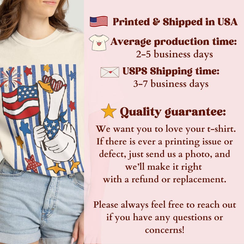 Pu&ograve; includere: T-shirt color crema con un'oca dei cartoni animati con occhiali da sole e una bandiera americana. L'oca &egrave; ambientata su uno sfondo di strisce e stelle blu e bianche. Il testo sulla maglietta recita "Printed & Shipped in USA".