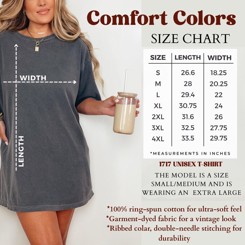 Pu&ograve; includere: T-shirt unisex grigio scuro con tabella taglie. La tabella elenca le misure in pollici per le taglie S-4XL. La maglietta &egrave; realizzata in cotone ring-spun e tessuto tinto in capo. La modella indossa una XL.