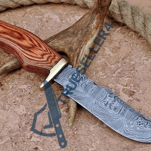 Handgefertigtes Damast Stahl Jagdmesser mit Holzgriff und Lederscheide