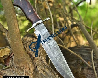 Cuchillo de caza Bowie de acero de Damasco hecho a mano con mango de madera y funda de cuero.