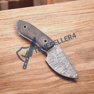 Handgefertigtes Kürschnermesser aus Damaststahl: Kompaktes Jagdmesser mit Lederscheide