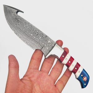 Coltello da 9&quot; personalizzato fatto a mano con manico in damasco e bandiera del Texas con fodero in pelle / regalo per ogni occasione Regalo per lei/lui