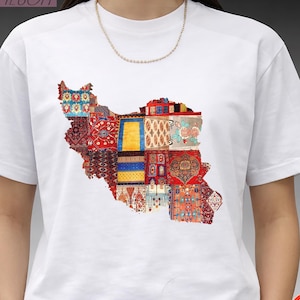 Può includere: T-shirt bianco con una mappa dell'Iran composta da vari disegni di tappeti. Il design presenta tonalità rosse, blu e gialle, mostrando motivi dettagliati. La maglietta ha scollo tondo e maniche corte.