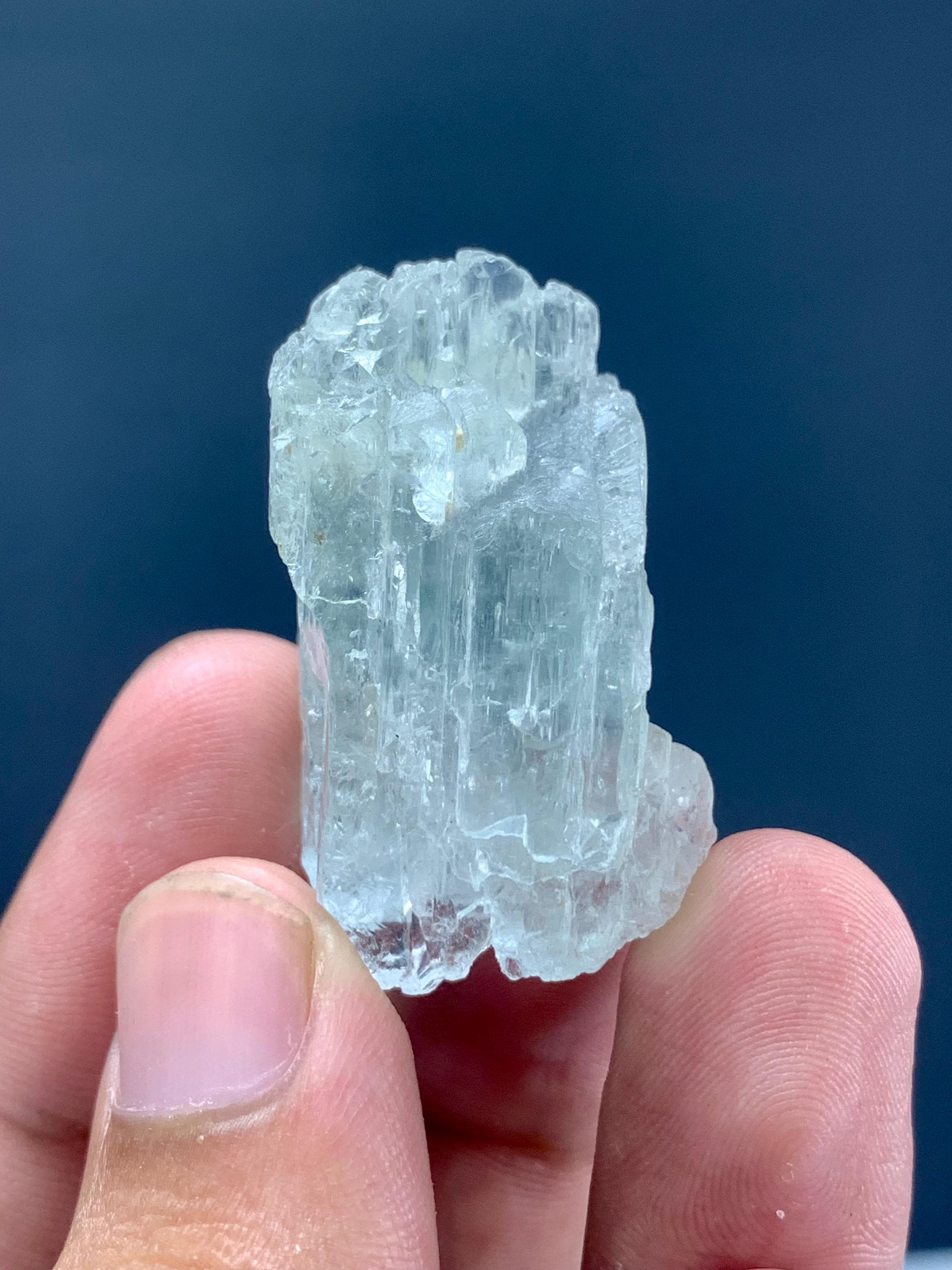 宝石のようなブルーのクンツァイト結晶標本：アフガニスタン産原石