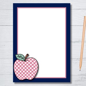Peut inclure: Une feuille de papeterie avec une bordure bleu marine, une bordure intérieure rose et un centre blanc. Un motif de pomme à carreaux roses et blancs se trouve dans le coin inférieur gauche. Un crayon en bois est dans le coin droit.
