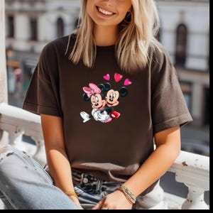 Komfortfarben Vintage Mickey Minnie Love Hearts Disney Valentine auf der Main Street Shirt, Happy Valentine&#39;s Day 2025 Disney Paar Passendes T-Shirt