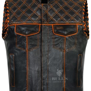 Puede incluir: Chaleco de cuero negro con costuras y detalles en naranja. Presenta un patrón acolchado de diamantes en hombros y pecho, dos bolsillos delanteros y detalles laterales decorativos. Estilo motero clásico.
