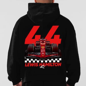 Peut inclure: Sweat à capuche noir avec un graphique de voiture de course de Formule 1 rouge. Le numéro "44" est affiché en rouge, avec le texte "LEWIS HAMILTON" et un motif de drapeau à damier. Style décontracté.