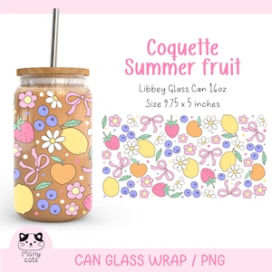 Könnte beinhalten: Eine rosa-gelbe gemusterte Glas-Dosenhülle mit Zitronen, Erdbeeren, Pfirsichen und Blumen. Die Hülle ist für eine 16oz Libbey-Glasdose konzipiert und misst 9,75 Zoll mal 5 Zoll. Der Text "Coquette Summer Fruit" befindet sich oben im Bild.