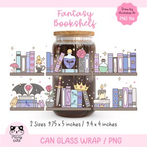 May include: A fantasy-themed can glass wrap design with a bookshelf illustration. The design includes shelves with books, potion bottles, a sword, and a crown. The dimensions are 24.7 x 12.7 cm and 23.9 x 10.2 cm.