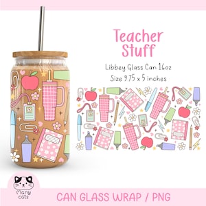 Op de afbeelding: Een 16oz Libbey glazen beker met een houten deksel en een metalen rietje. De beker is versierd met een roze en bruin ontwerp met schoolspullen en de tekst "Teacher Stuff". De beker meet 24.77 x 12.7 cm.