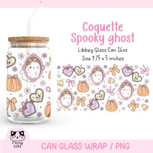 Puede incluir: Una lata de vidrio transparente con tapa de madera y pajita, con un diseño de "Coquette Spooky Ghost". El diseño incluye un fantasma en un marco rosa, calabazas, lazos y corazones. La lata mide 24.77 x 12.7 cm.