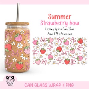 Peut inclure: Un habillage de verre de canette rose et blanc avec un motif de fraise et de nœud. L'habillage est pour une canette en verre Libbey de 16 oz et mesure 9,75 pouces par 5 pouces. Le texte "Summer Strawberry bow" est en haut de l'image.
