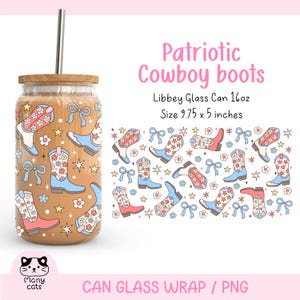 Op de afbeelding: Een glazen blikwikkel met een patriottisch cowboylaarsontwerp. De wikkel heeft rood-wit-blauwe cowboylaarzen met sterren en bloemen op een bruine achtergrond. De wikkel is ontworpen voor een 16oz Libbey glazen blik en meet 9,75 inch bij 5 inch.
