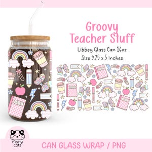 Op de afbeelding: Een heldere glazen beker met een houten deksel en een rietje, met een kleurrijk ontwerp van regenbogen, potloden, appels en koffiebekers. De roze tekst luidt "Groovy Teacher Stuff". Afmetingen: 24.77 x 12.7 cm.