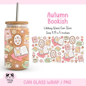 Puede incluir: Una lata de vidrio con tapa de madera y pajita plateada, con un diseño "Autumn Bookish". El diseño incluye libros, calabazas, tazas de té y elementos florales. La lata mide 24.77 x 12.7 cm.