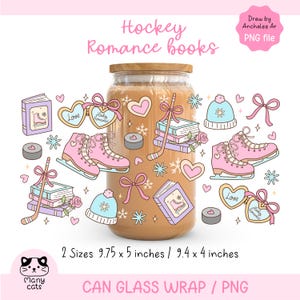 Könnte beinhalten: Ein Glas-Can-Wrap-Design mit Illustrationen von rosa Schlittschuhen, Herzen, Büchern, Hockeyschlägern und Schneeflocken. Der Text "Hockey Romance books" ist über dem Glas abgebildet. Das Design ist in zwei Größen erhältlich: 24,77 x 12,7 cm und 23,88 x 10,16 cm.