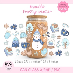 Puede incluir: Un envoltorio para vaso de lata con tapa de madera, con un diseño de garabatos de invierno. El diseño incluye un muñeco de nieve, copos de nieve, mitones y otras ilustraciones con temática invernal. Disponible en dos tamaños.