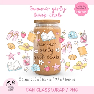 Op de afbeelding: Een ontwerp voor een glazen wikkel met de tekst "Summer girly book club". Het ontwerp bevat illustraties van boeken, aardbeien, schelpen, slippers, bloemen en een zonnehoed. De wikkel is verkrijgbaar in twee maten: 24.77 x 12.7 cm en 23.88 x 10.16 cm.