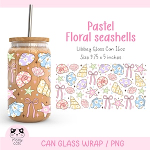 Puede incluir: Un diseño de conchas marinas florales pastel para una envoltura de lata de vidrio de 16oz. El diseño presenta conchas marinas, flores y estrellas en tonos pastel rosa, azul, amarillo y verde. La envoltura de la lata mide 24,77 cm por 12,7 cm.