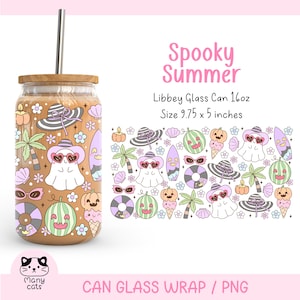 Könnte beinhalten: Eine Libbey-Glasdose mit Bambusdeckel und Edelstahlstrohhalm. Die Dose hat ein "Spooky Summer"-Design mit Geistern, Sonnenbrillen und Strandelementen. Die Dose misst 24,77 x 12,7 cm.