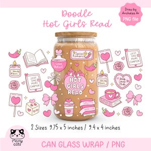 Op de afbeelding: Een can glass wrap met een houten deksel, met de tekst "Doodle Hot Girls Read". Het ontwerp bevat roze harten, boeken, chilipepers en de woorden "Love Potion" en "Smutty Book Club". De wrap is verkrijgbaar in twee maten: 24,7 x 12,7 cm en 23,9 x 10,2 cm.