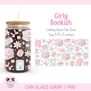 Op de afbeelding: Een roze en witte gepatroneerde glazen blikwikkel met boeken, koffiebekers, kaarsen en bloemen. De wikkel is ontworpen voor een 16oz Libbey glazen blik, met een afmeting van 9,75 x 5 inch. De tekst "Girly Bookish" staat bovenaan de afbeelding.