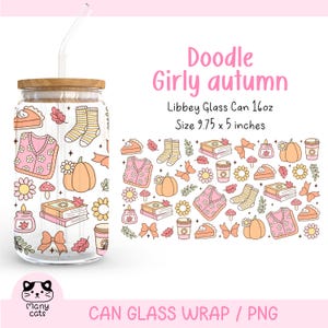 Può includere: Un barattolo di vetro trasparente con coperchio in legno e cannuccia, con un design "Doodle Girly autumn". Il design include zucche, maglioni, calzini e fiori. Il barattolo misura 24.77 x 12.7 cm.