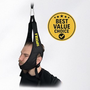 Puede incluir: Dispositivo de tracción cervical negro con la palabra "SUPERSILA" en amarillo. El dispositivo está suspendido de un clip metálico. Se ve un círculo amarillo con el texto "BEST VALUE CHOICE".