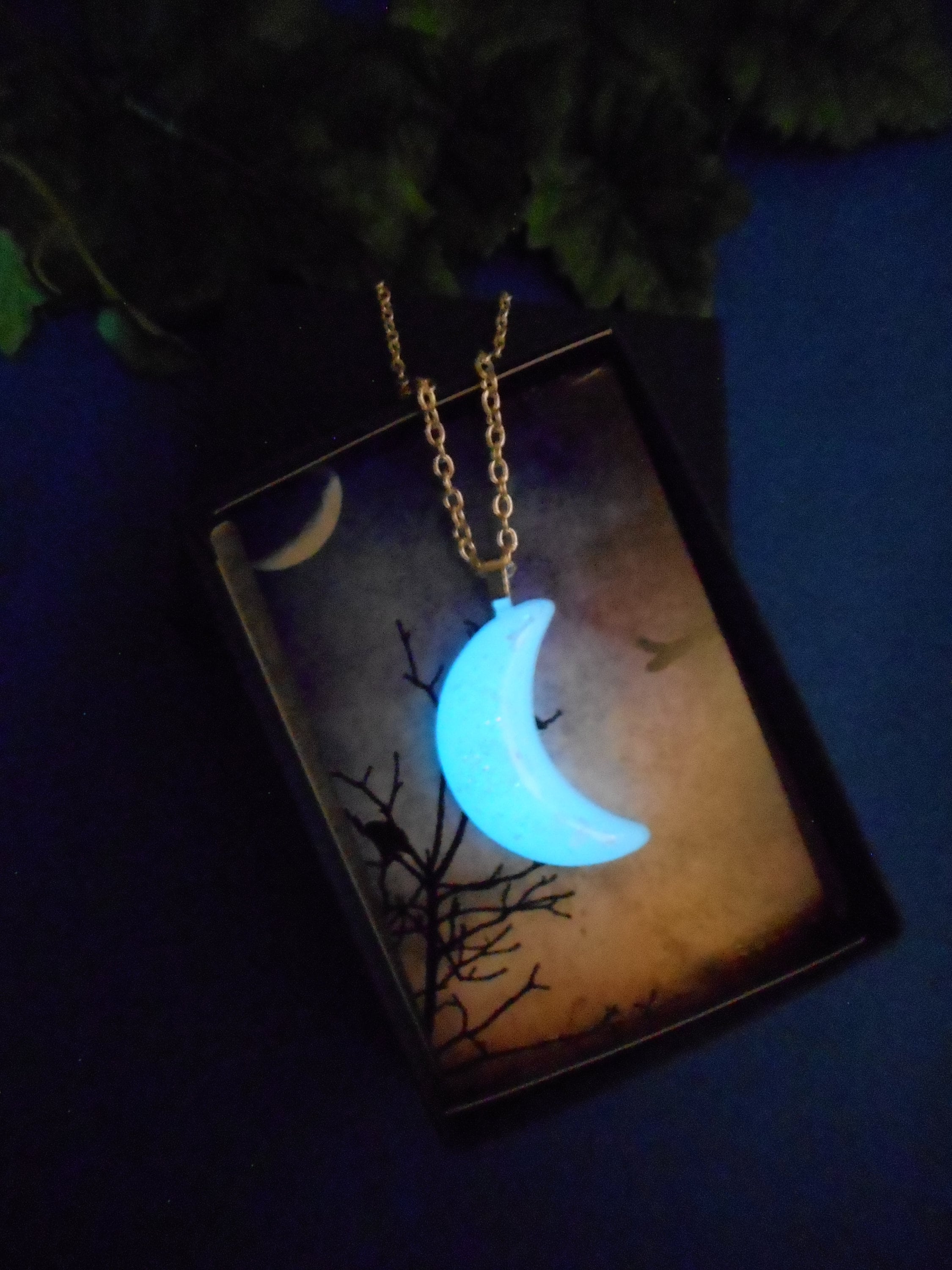 Rckcu Glow in The Dark Silver Crescent Moon and Orb Necklace - Glowing Blue  Moon Charm - Magical Fantasy Fairy Glowing Necklace - Glow Jewelry